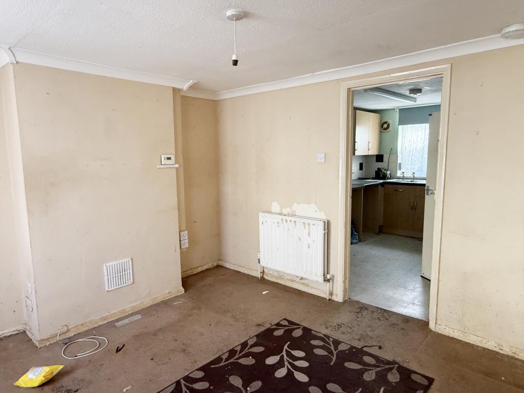 Lot: 104 - HOUSE IN NEED OF IMPROVEMENT - Living Room of house in need of refurbishment